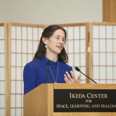 Sarah Wider speaking at the 2010 Ikeda Forum