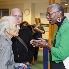 Ikeda Forum speaker Gail Thomas engages in dialogue with participants