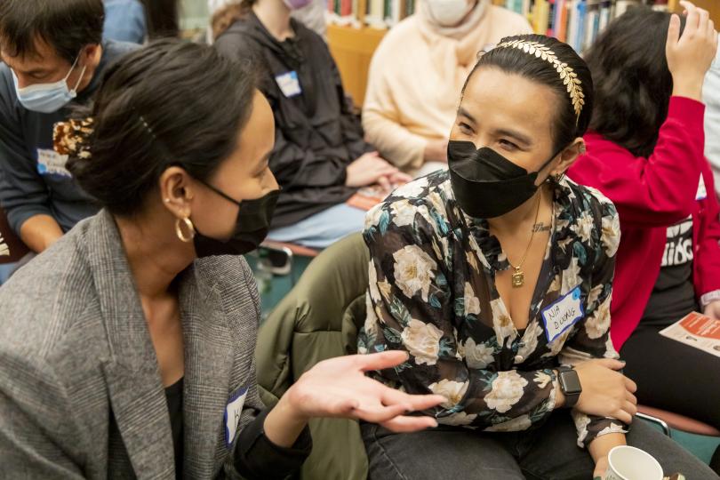 Two participants engage in dialogue at the 2022 Ikeda Forum