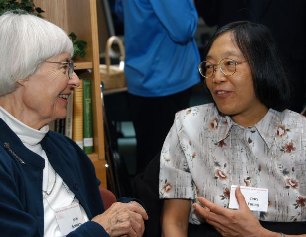 Participants in dialogue at '04 Ikeda Forum