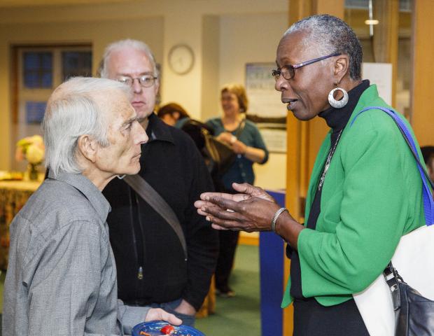 Ikeda Forum speaker Gail Thomas engages in dialogue with participants