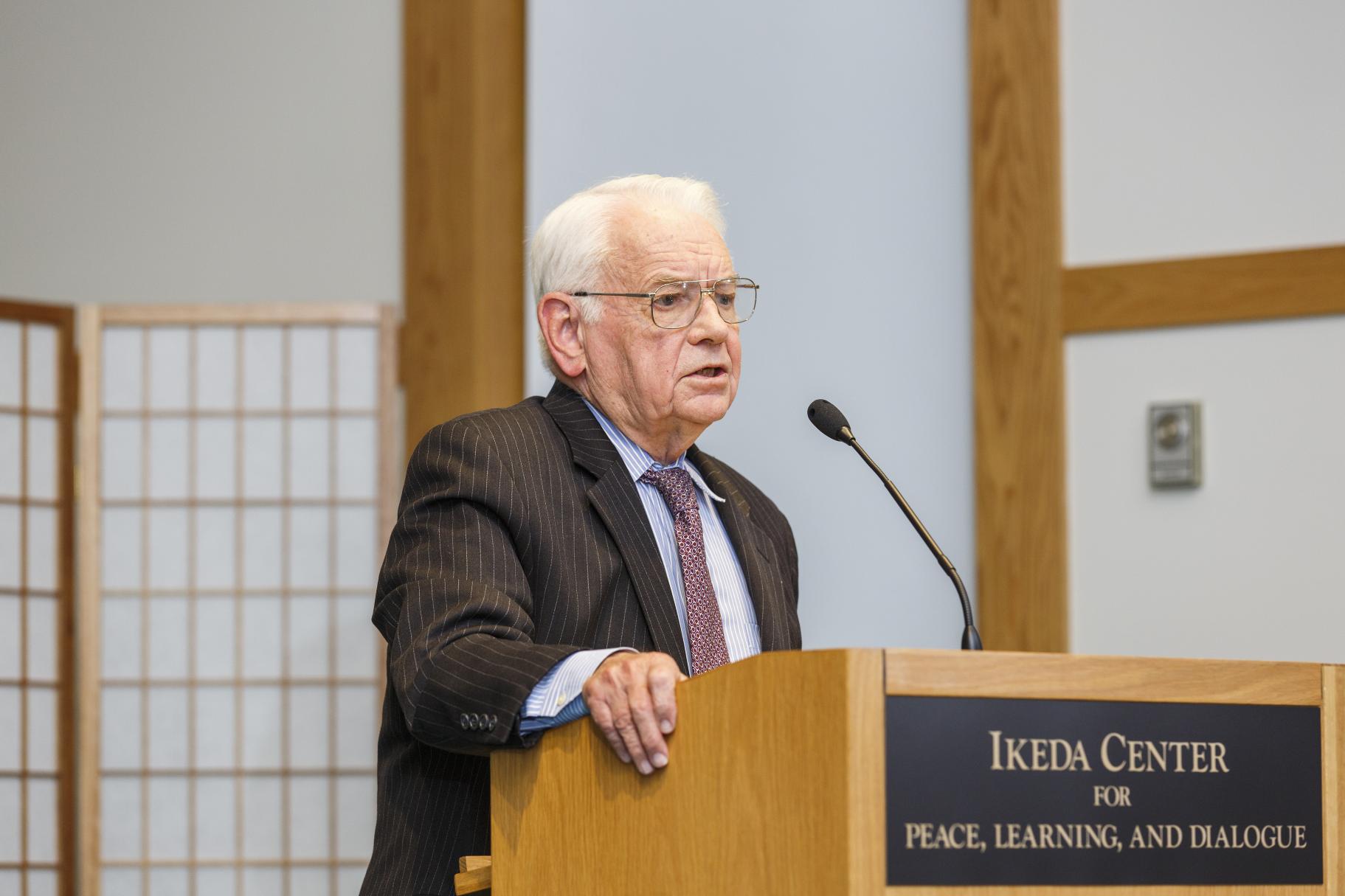 2015 Ikeda Forum speaker Peter Stearns speaking at the podium