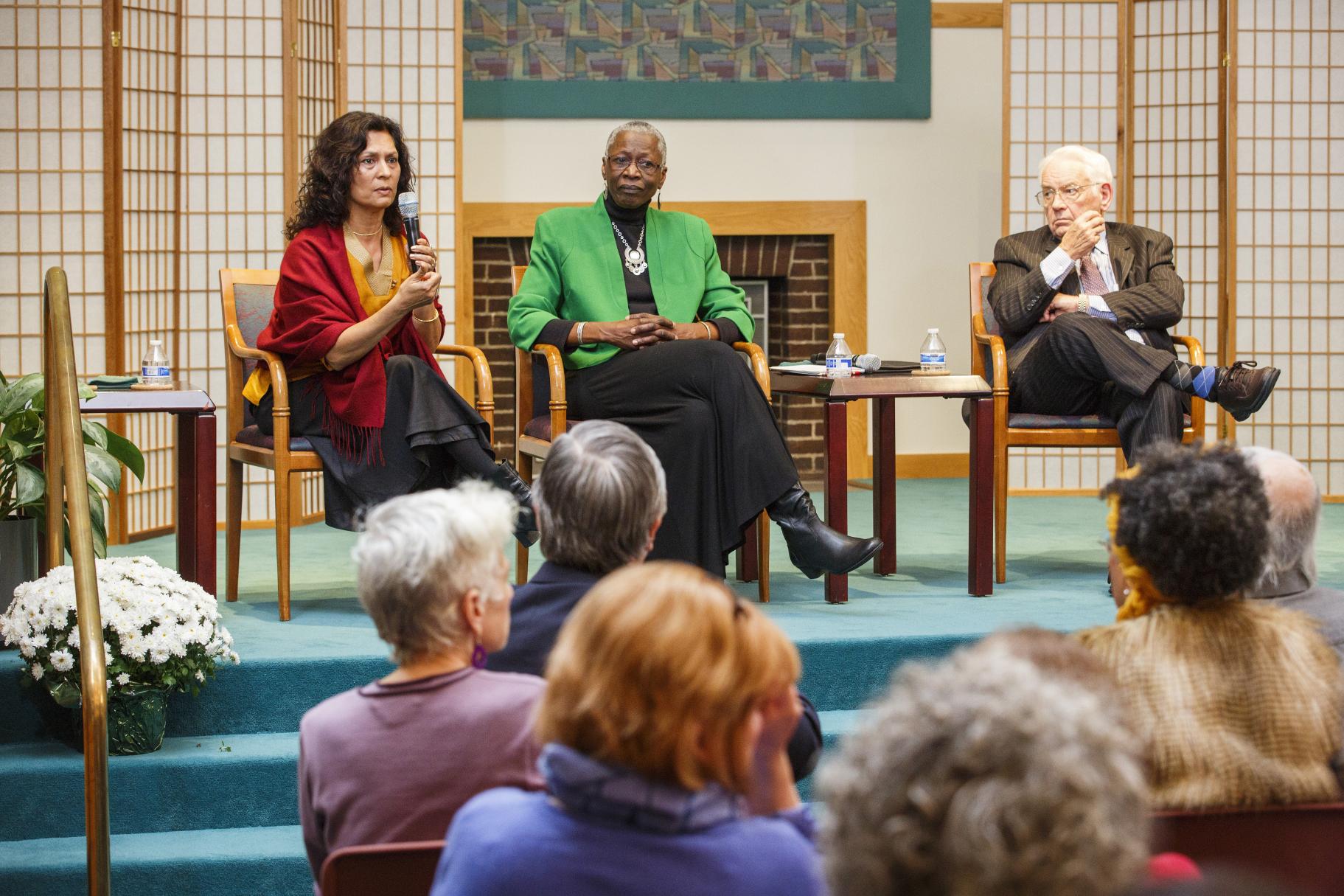 2015 Ikeda Forum panelists speak on stage