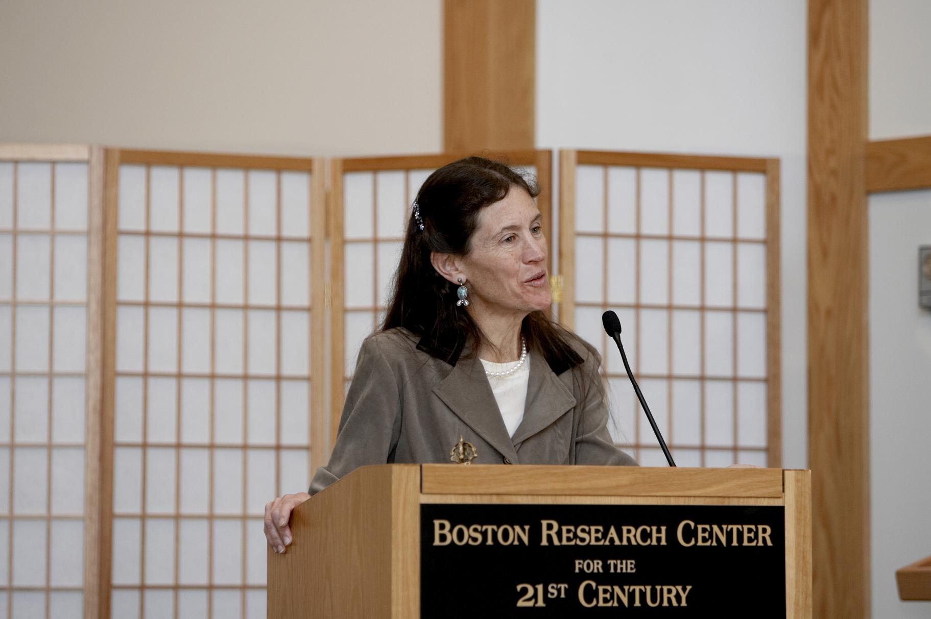 2006 Ikeda Forum speaker Sarah Wider at the podium