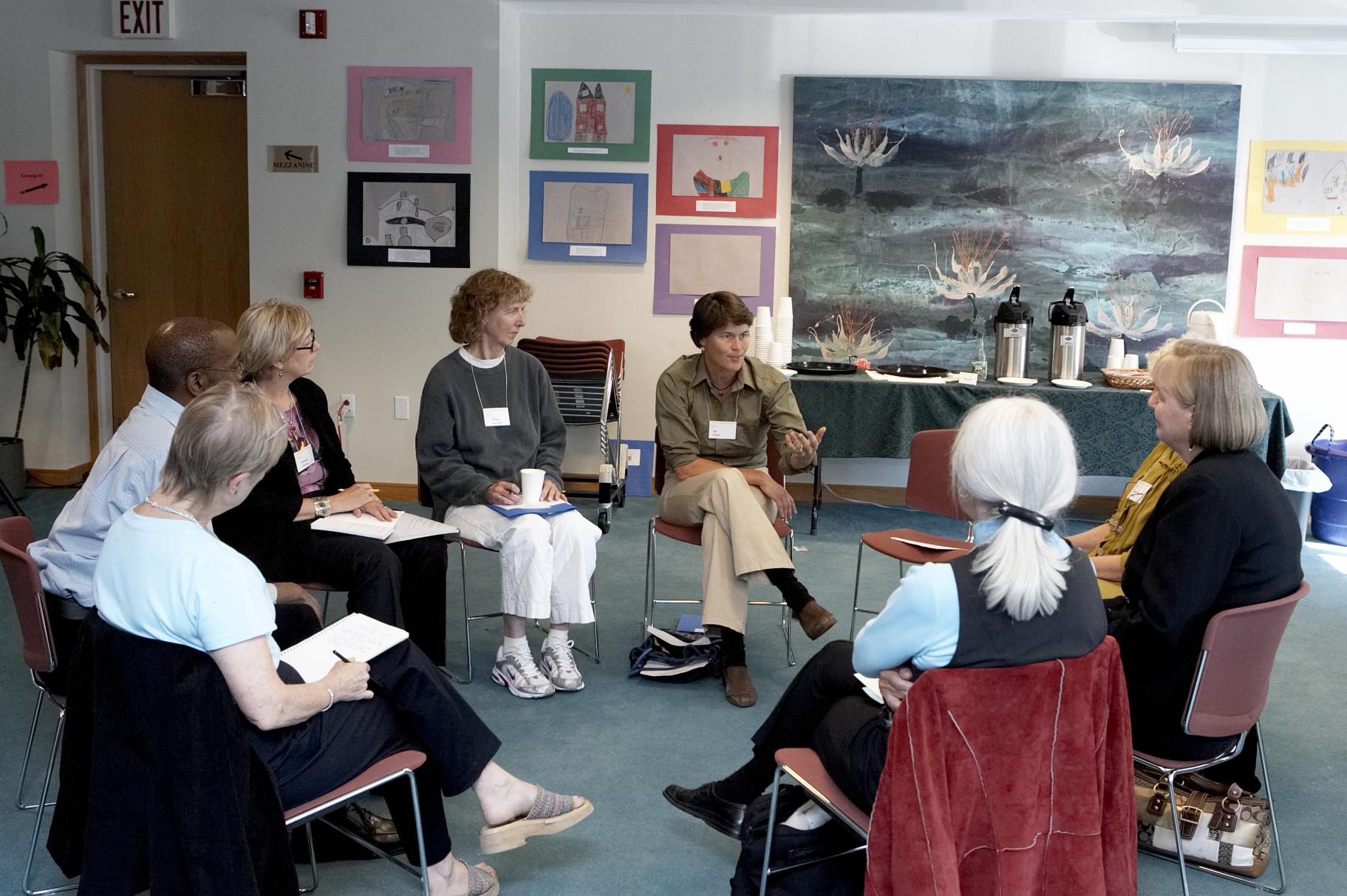 2006 Ikeda Forum participants gather in small groups for discussion