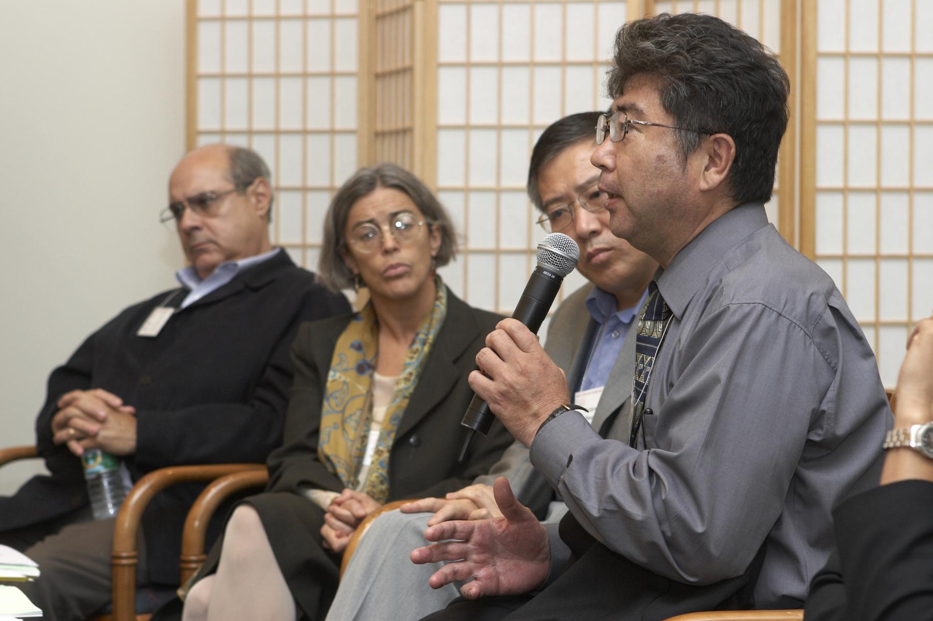 2005 Ikeda Forum speaker Yuji Kami responds to questions from the audience