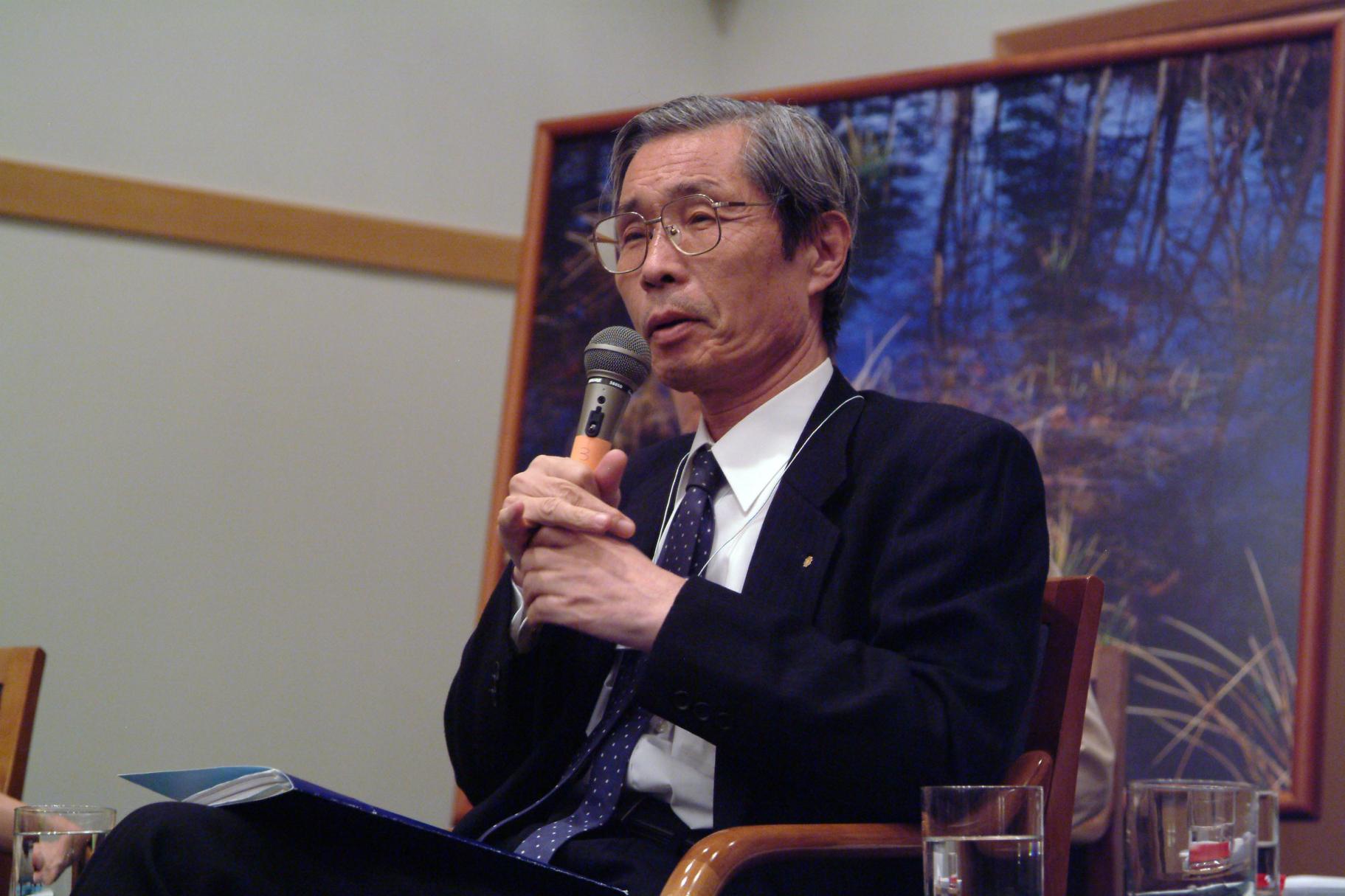 2004 Ikeda Forum Yoichi Kawada speaking on the panel