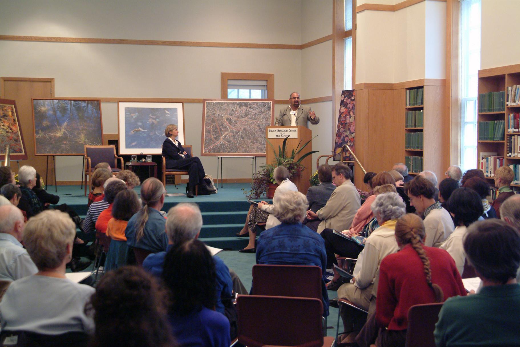 2004 Ikeda Forum panelists engage in discussion